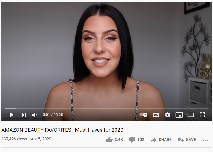 Um influenciador mostrando seus favoritos de beleza da Amazon Fonte: canal do YouTube de Amanda Devon