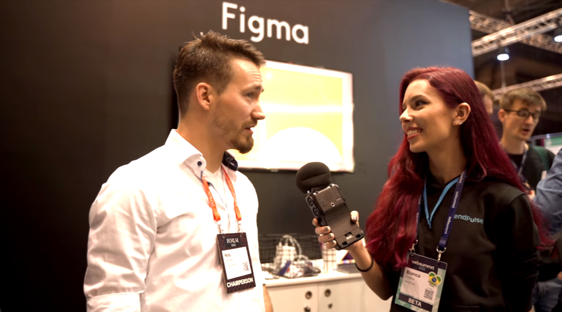 Bianca Coscia entrevistando o representante da Figma