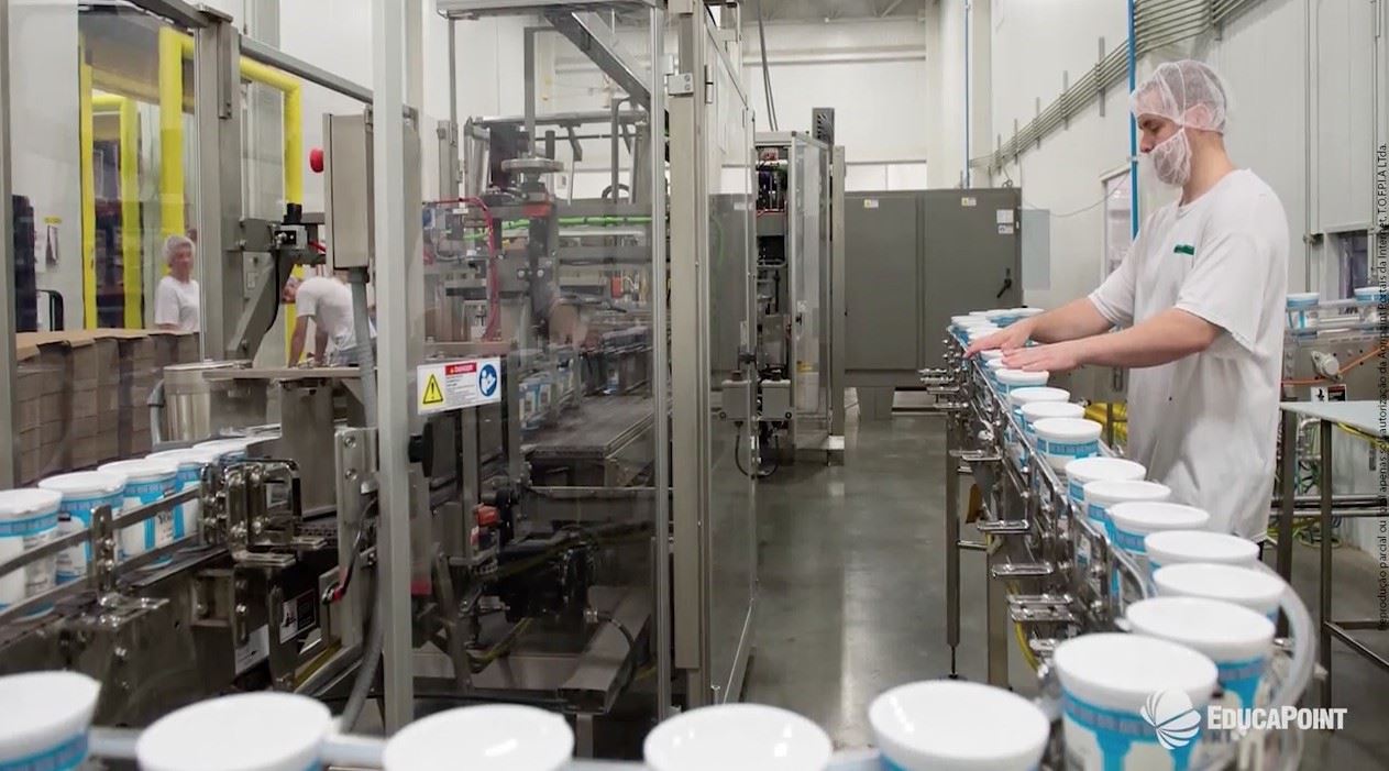 A indústria de laticínios pode se interessar em aprender como uma indústria de sucos em copos realiza um embalamento tão ágil e eficiente. Fonte: Educapoint