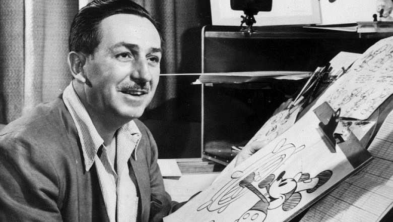 Walt Disney desenhando um de seus personagens mais famosos, o Mickey